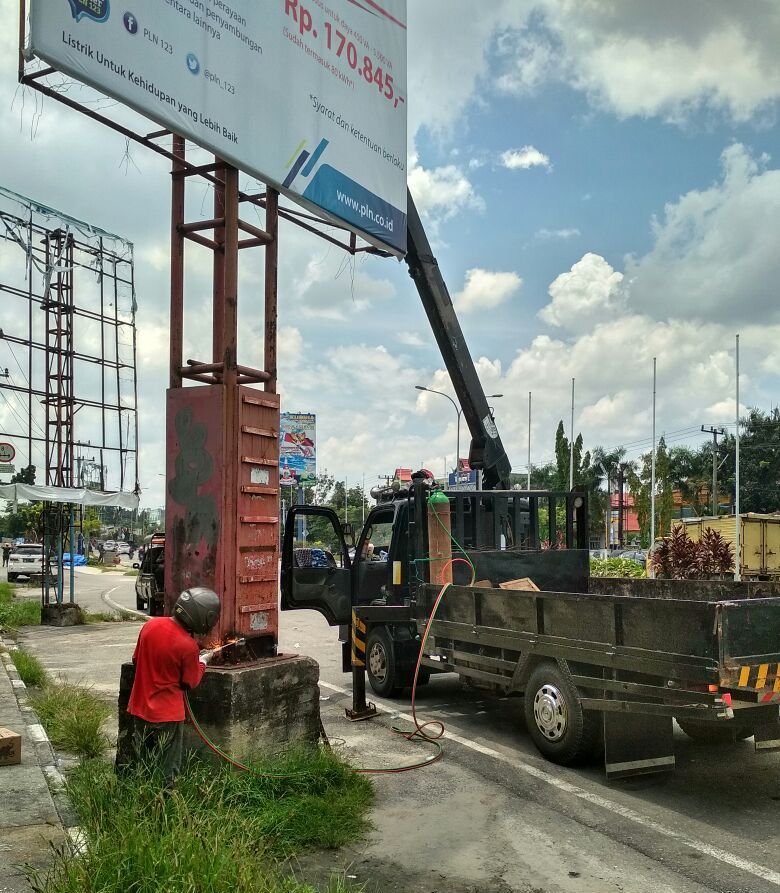 Tidak ada Izin, Bapenda Pekanbaru Ancam Potong Tiang Reklame Ilegal