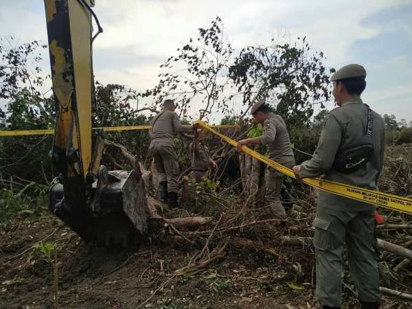 Satpol PP Segel Alat Berat di Lahan KIT