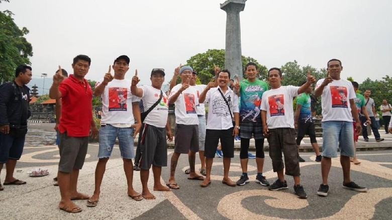 Diajak Ngopi dan Foto Bareng Pendukung Jokowi di Bali, Sandi Pose 1 Jari