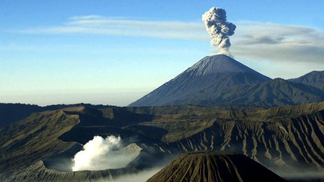 Gunung Semeru Alami 19 Kali Kegempaan Letusan