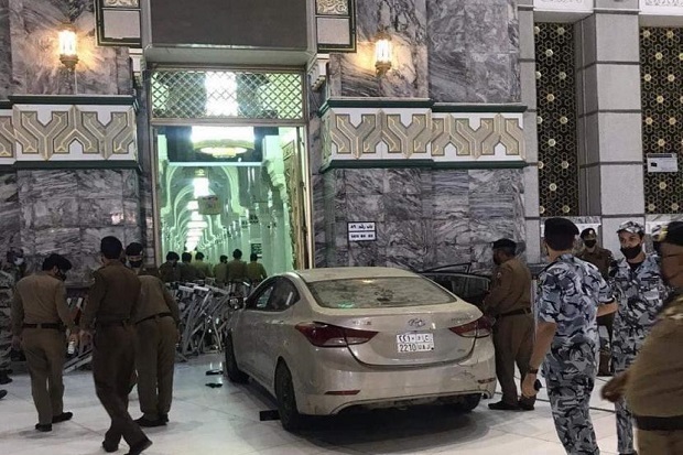 Geger, Pengemudi Tabrakan Mobil ke Gerbang Masjidil Haram Makkah