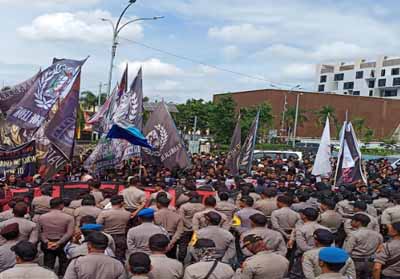 Ribuan Suporter PSPS Minta Gubernur Peduli PSPS Riau