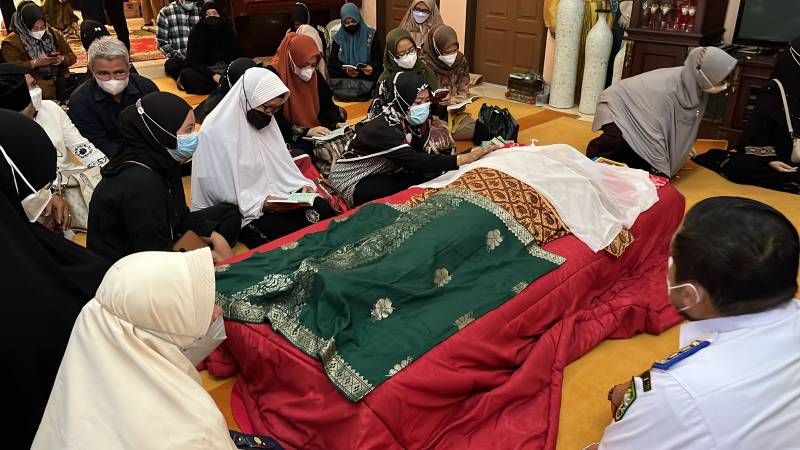 Sebelum Dimakamkan di TPU Hangtuah, Jenazah Ibunda Septina Disholatkan di Mesjid Raya An-Nur
