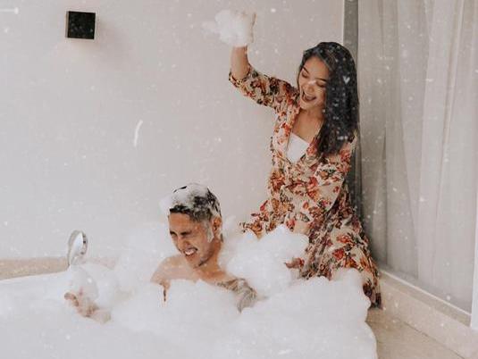 Dihujat Karena Foto sama Suami di Bathtub, Sibad: Netizen Aja yang Mikirnya jorok