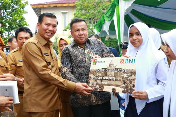 Wali Kota Pekanbaru Launching Kartu Smart Madani dan KIA di SMPN 4 Pekanbaru