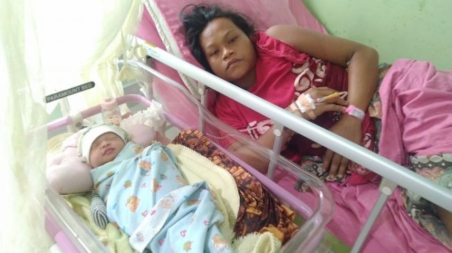 Melahirkan Saat Rumah Dilanda Banjir, Pasutri di Banten Beri Nama Anak Tsunami