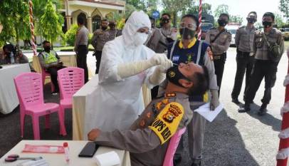 Pastikan Personilnya Bebas Covid-19, Polres Siak Gelar Swab Massal