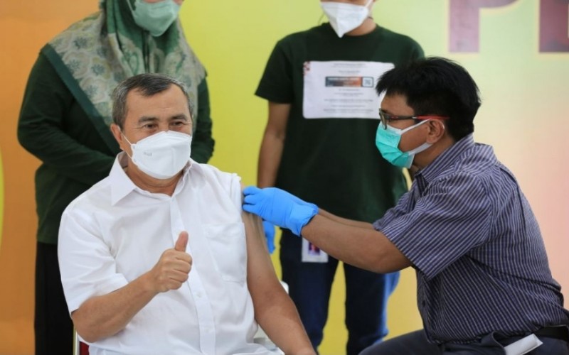 Gubernur Riau Syamsuar Terima Vaksin Booster