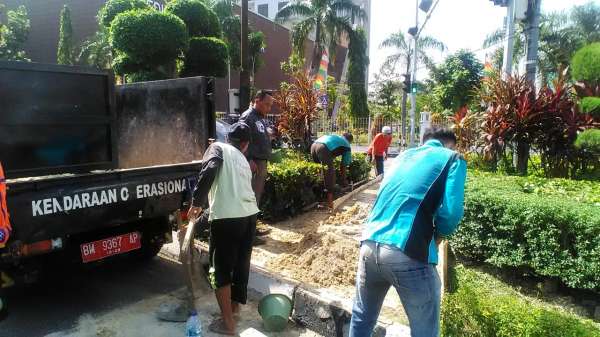 Dinas PUPR Tata Ulang Taman di Traffic Light Jalan Gajah Mada - Jalan Sudirman