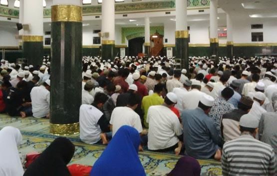 Jamaah Antusias Ikuti Tarawih Perdana Ramadan 1443 Hijriah di Masjid Raya Annur