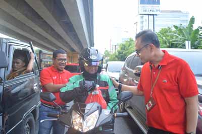 Sebarkan Kebahagiaan Ramadan, Telkomsel dan Rekan Media Bagi 1.000 Takjil Gratis