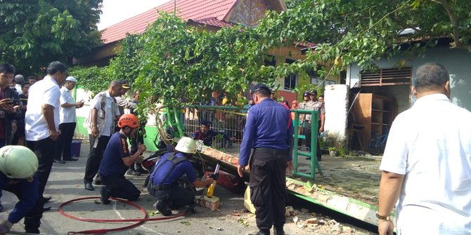 Pagar SDN 141 Pekanbaru Ambruk