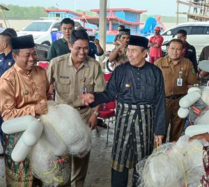Gubri Serahkan Bantuan 776 Unit Alat Bantu Tangkap Ikan pada Nelayan Rohil