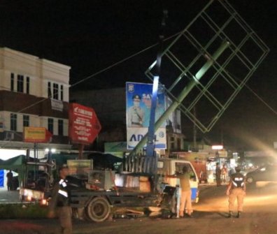 Ilegal, Tiang Reklame di Kantor Meteorologi Pekanbaru Dipotong