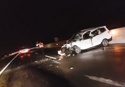 Tabrak Truk Fuso, Mobil Wuling Hancur di Tol Permai