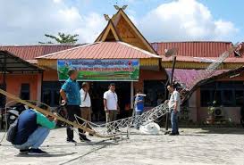 Tower Orari Roboh Timpa Kantor BPBD Pelalawan