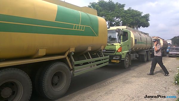 Kendaraan Tonase Berat Rusak Jalan Nasional di Riau
