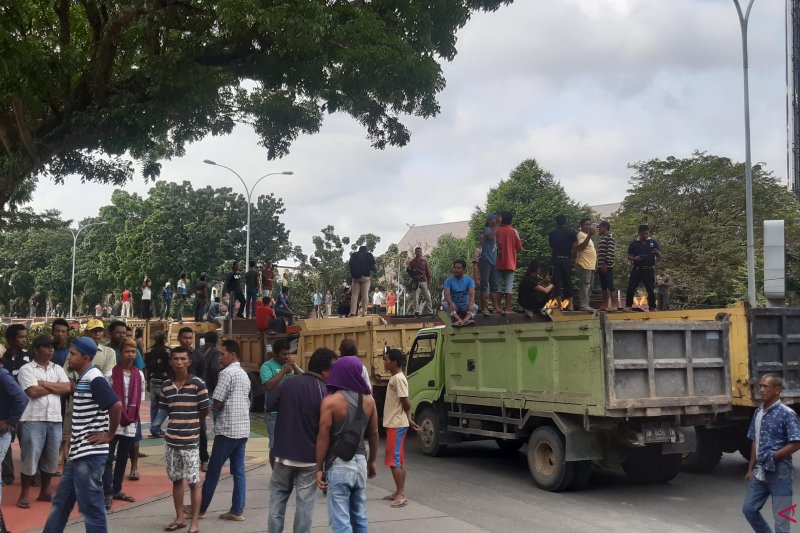 Supir truk se-Pekanbaru demo di DPRD Riau
