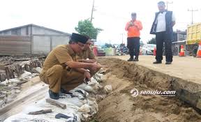 Warga Tembilahan Rela Bongkar Rumah Demi Pembangunan Turap di Parit 6