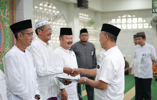 Ditausiahi Mustafa Umar, UIR Lepas 12 Pegawai Umroh
