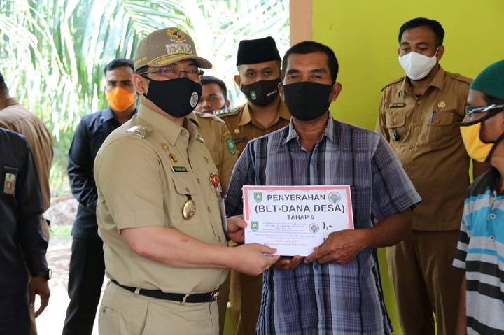 Pj. Bupati Bengkalis Salurkan BLT-DD di Desa Api-Api