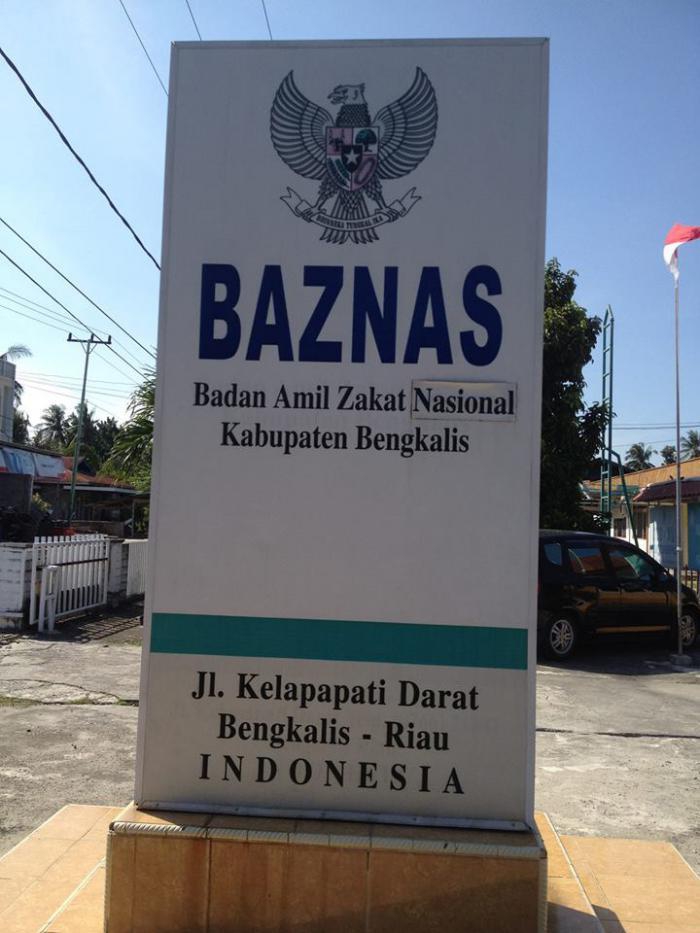 Baznas Bengkalis Salurkan Zakat Produktif dan Beasiswa 