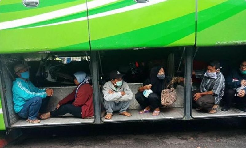 Pemudik Nekat Duduk di Bagasi Bus untuk Hindari Razia Petugas