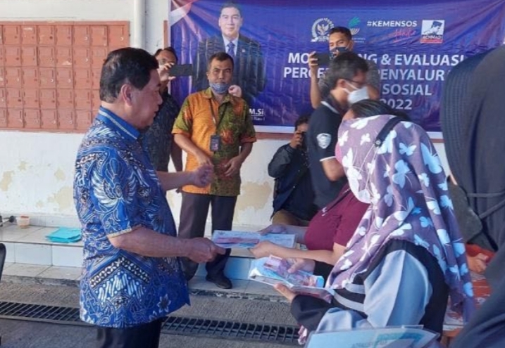 Achmad Pantau Penyaluran BPNT di Kantor Pos, Minta Masyarakat Ikut Awasi