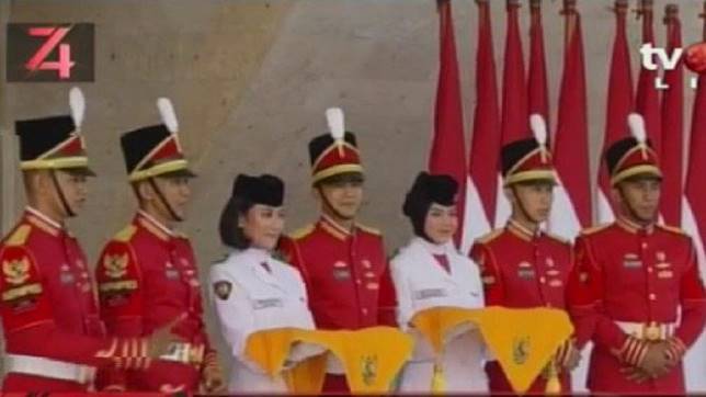 Ini Dua Gadis Cantik Pembawa Baki Bendera Pusaka di Istana negara