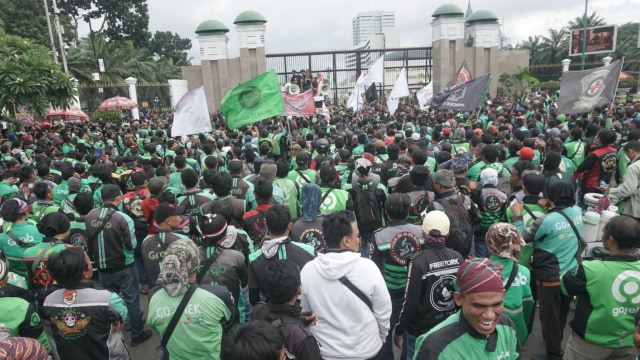 Setelah Gelar Salat Jumat Berjemaah, Demo Ojol Dimulai di Gedung DPR RI