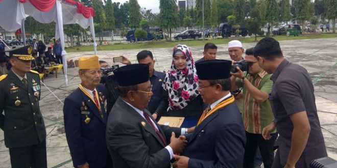 Bupati Inhil Terima Penghargaan Tertinggi Veteran