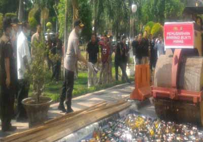 Wagubri Saksikan Ribuan Botol Miras dan Narkoba Dimusnahkan