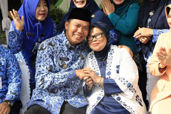 Rangkul Istri, Walikota Pekanbaru Sampaikan Selamat Hari Ibu