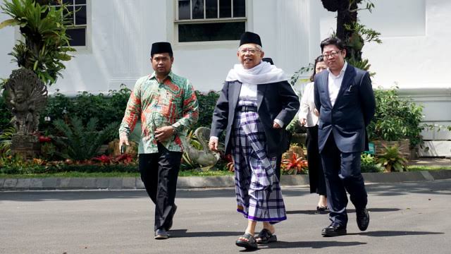 Maruf Amin Pakai Sarung di Sidang Kabinet Perdana