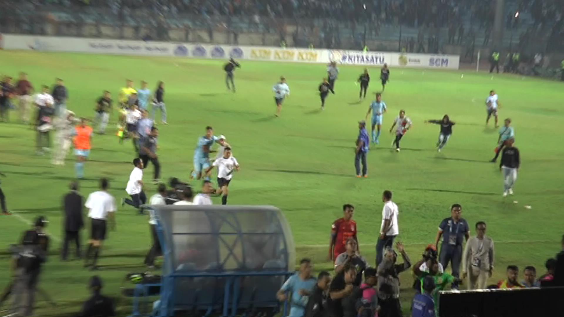 Laga Persela Lamongan VS Borneo FC Berakhir Ricuh, Asisten Wasit Bernasib Sial