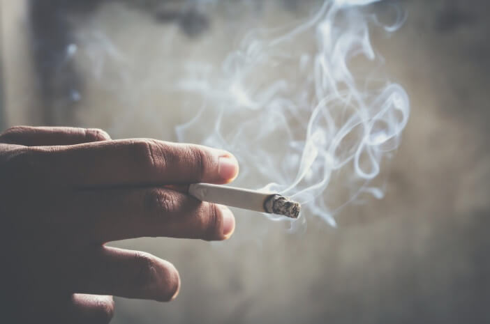 Pakar Sebut Asap Rokok Memungkinkan Tularkan COVID-19