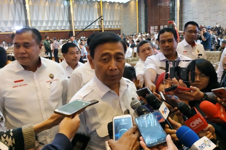 Wiranto Sebut Jokowi Bukan Dewa yang Bisa Larang Azan