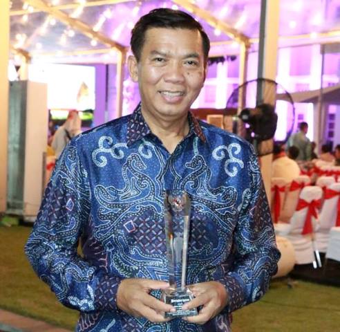Walikota Pekanbaru Terima Penghargaan Satya Lencana Karya Bhakti Praja Nugraha 